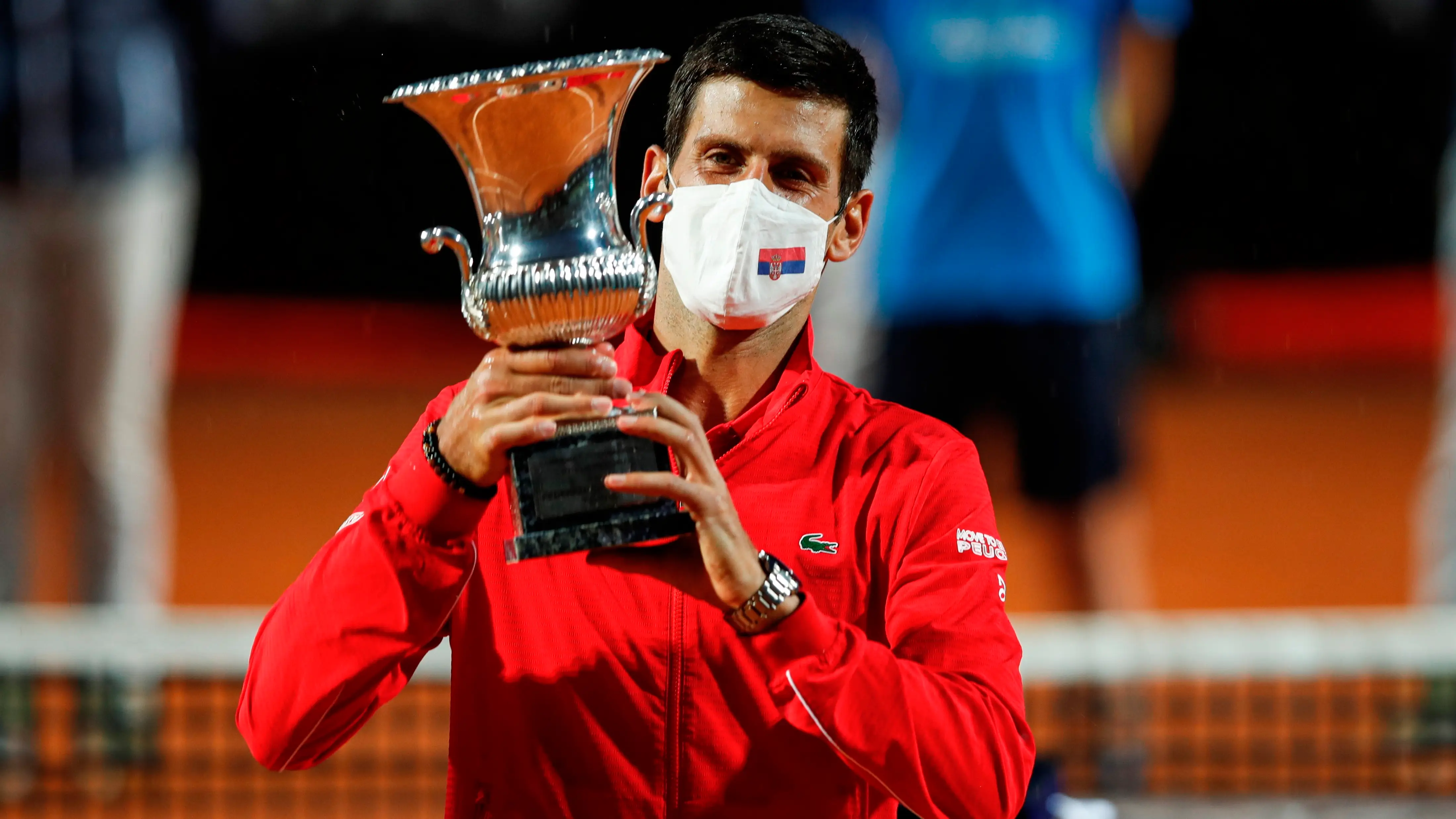 Novak Djokovic alza el trofeo de Roma Novak Djokovic alza el trofeo de Roma