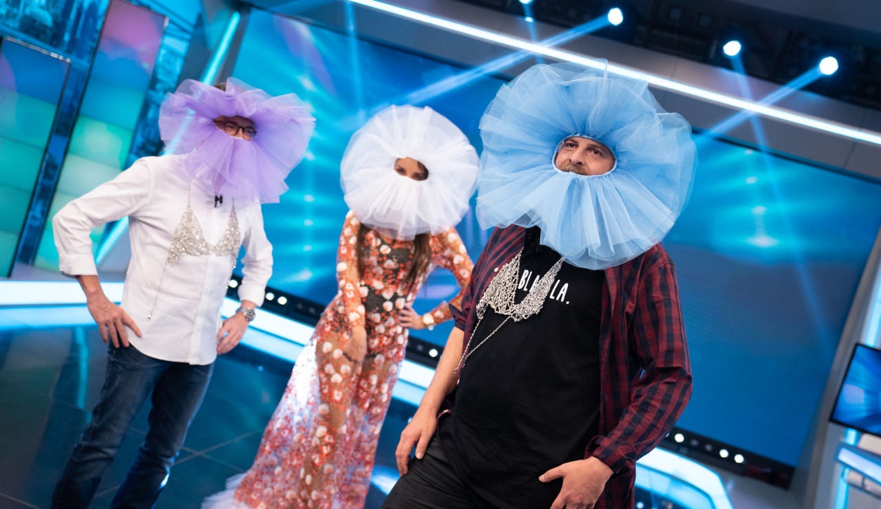 El sujetador masculino de pedrería con el que Pilar Rubio ha revolucionado el plató de ‘El Hormiguero 3.0’ El sujetador masculino de pedrería con el que Pilar Rubio ha revolucionado el plató de ‘El Hormiguero 3.0’