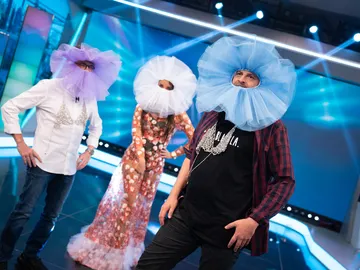 El sujetador masculino de pedrería con el que Pilar Rubio ha revolucionado el plató de ‘El Hormiguero 3.0’ El sujetador masculino de pedrería con el que Pilar Rubio ha revolucionado el plató de ‘El Hormiguero 3.0’