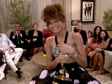 Zendaya recibiendo su Emmy a Mejor Actriz Zendaya recibiendo su Emmy a Mejor Actriz