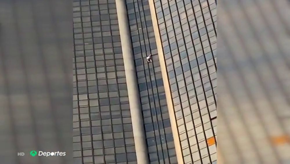 Un polaco escala la Torre Montparnasse, el edificio más alto de París sin cuerda, arnés ni zapatillas