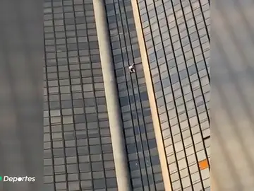 Un polaco escala la Torre Montparnasse, el edificio más alto de París sin cuerda, arnés ni zapatillas Un polaco escala la Torre Montparnasse, el edificio más alto de París sin cuerda, arnés ni zapatillas