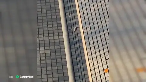 Un polaco escala la Torre Montparnasse, el edificio más alto de París sin cuerda, arnés ni zapatillas Un polaco escala la Torre Montparnasse, el edificio más alto de París sin cuerda, arnés ni zapatillas