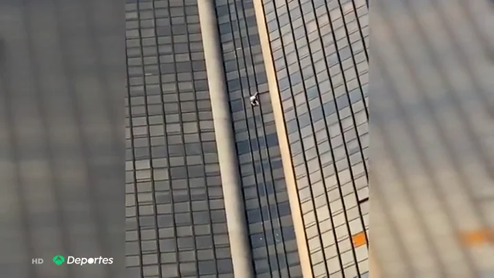 Un polaco escala la Torre Montparnasse, el edificio m&aacute;s alto de Par&iacute;s sin cuerda, arn&eacute;s ni zapatillas