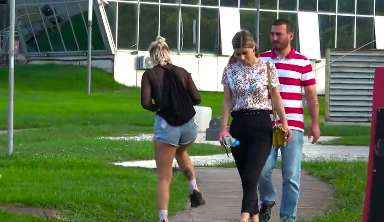 VÍDEO: Una youtuber se dedica a gastar bromas tirándose pedos en público