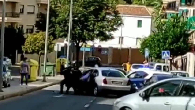 Embiste a un coche de la Policía Nacional tras una persecución a toda velocidad por Antequera Embiste a un coche de la Policía Nacional tras una persecución a toda velocidad por Antequera