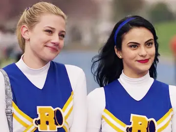 Lili Reinhart y Camila Mendes como Betty y Veronica en 'Riverdale' Lili Reinhart y Camila Mendes como Betty y Veronica en 'Riverdale'