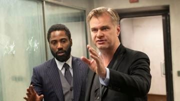 John David Washington y Christopher Nolan en el rodaje de 'Tenet'