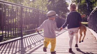 Unos ni&ntilde;os caminando de espaldas