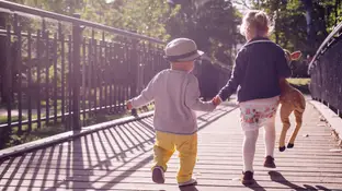 Día Mundial de la Infancia 2020: ¿Por qué se celebra hoy 20 de noviembre? Unos niños caminando de espaldas