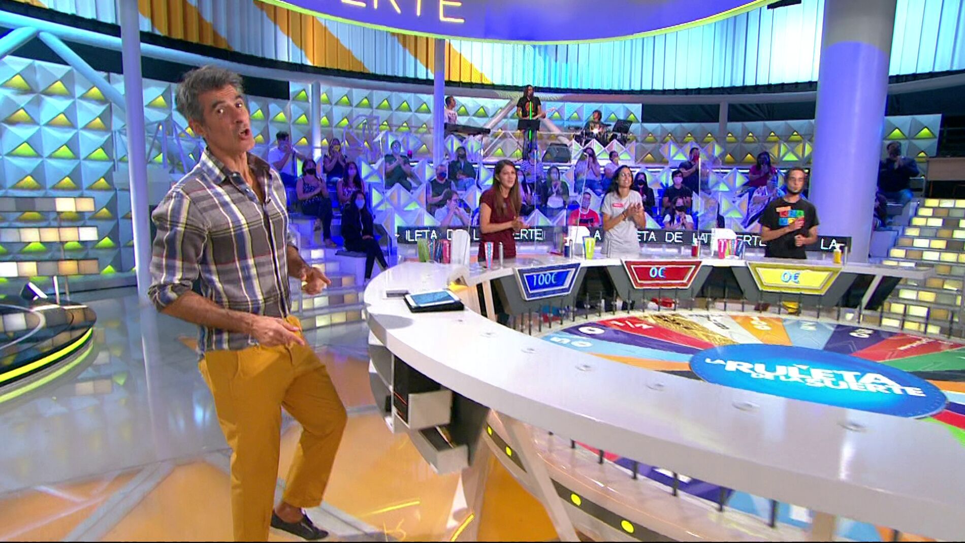 Dani Mart&iacute;n y Juanes llenan de alegr&iacute;a el plat&oacute; de &lsquo;La ruleta de la suerte&rsquo; al ritmo de &lsquo;Los Huesos&rsquo;