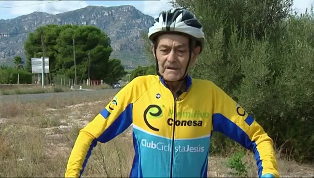 Manolo Jiménez lucha contra el cáncer sobre su bicicleta a los 80 años: "Haced deporte y no os comáis el coco"