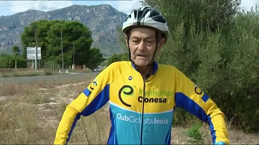 Manolo Jiménez lucha contra el cáncer sobre su bicicleta a los 80 años: "Haced deporte y no os comáis el coco" Manolo Jiménez lucha contra el cáncer sobre su bicicleta a los 80 años: "Haced deporte y no os comáis el coco"