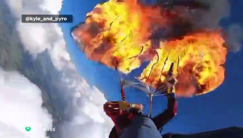 Un paracaidista incendia su paracaídas a 2.300 metros de altura en busca de emociones fuertes