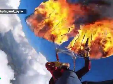 Un paracaidista incendia su paracaídas a 2.300 metros de altura en busca de emociones fuertes