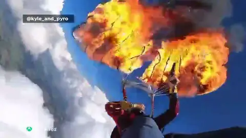 Un paracaidista incendia su paracaídas a 2.300 metros de altura en busca de emociones fuertes Un paracaidista incendia su paracaídas a 2.300 metros de altura en busca de emociones fuertes