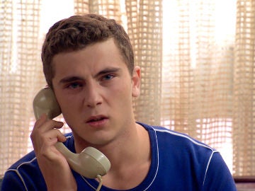 Manolín, hundido, llama a Abel para explicarle la trágica razón de su ausencia en su compromiso con Emma
