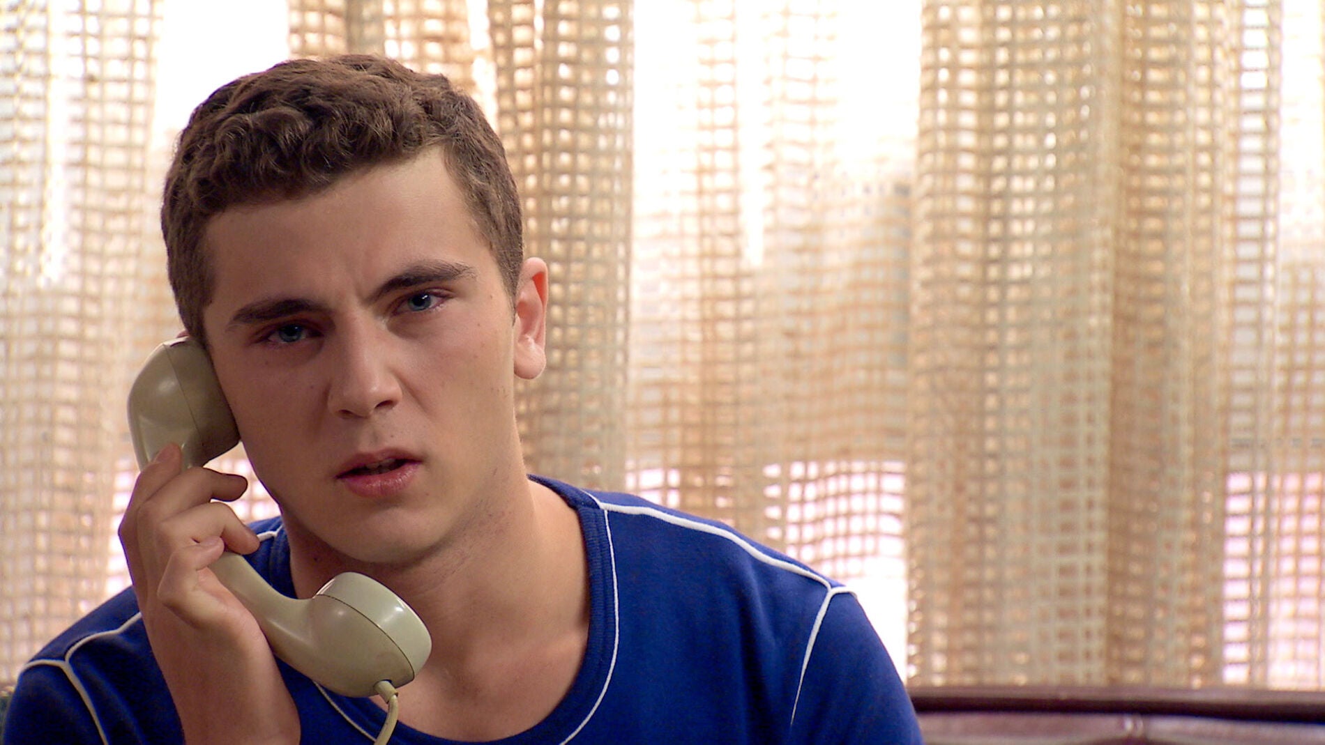 Manol&iacute;n, hundido, llama a Abel para explicarle la tr&aacute;gica raz&oacute;n de su ausencia en su compromiso con Emma