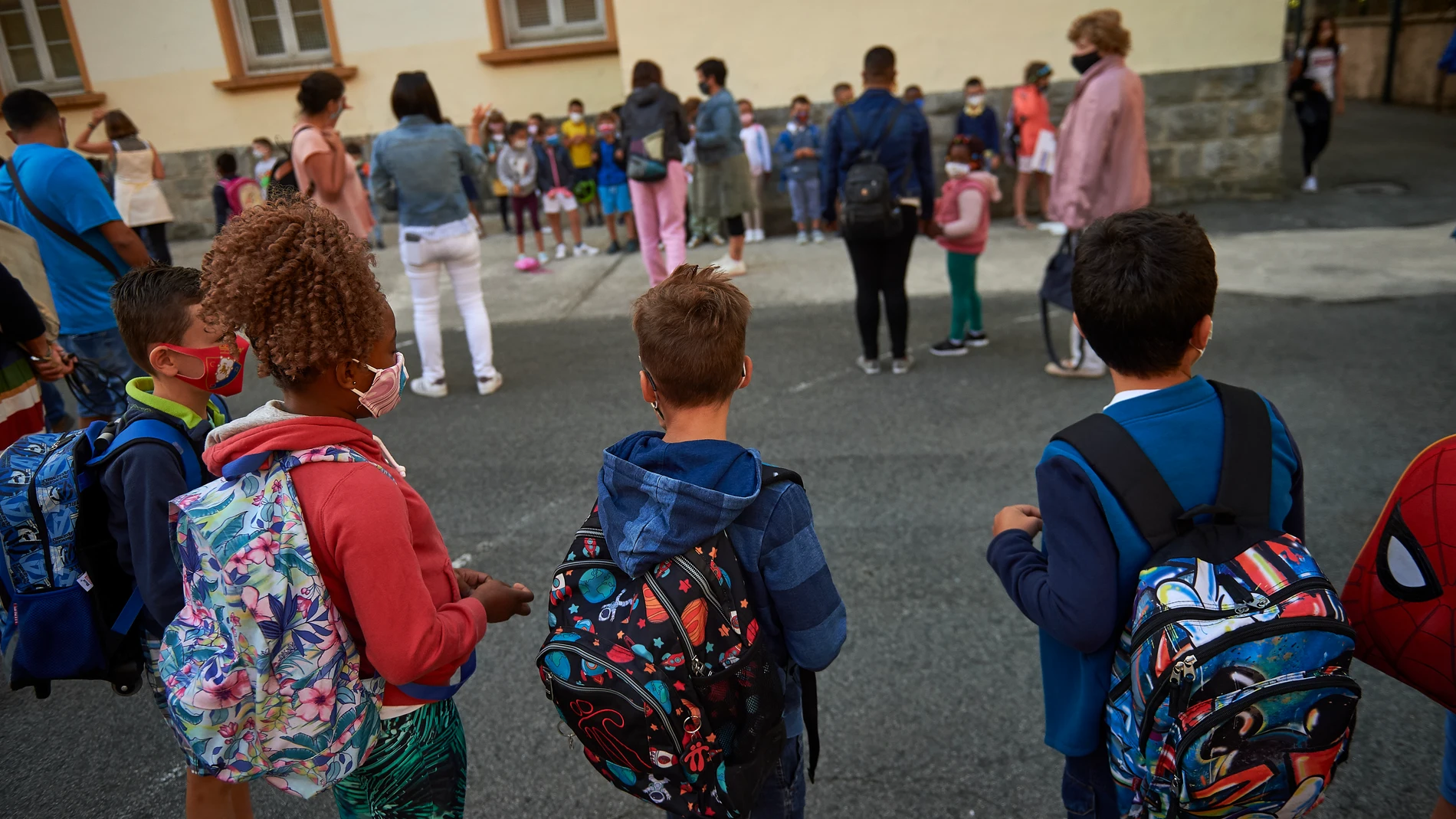 Alumnos volviendo al colegio con las nuevas medidas de seguridad Alumnos volviendo al colegio con las nuevas medidas de seguridad