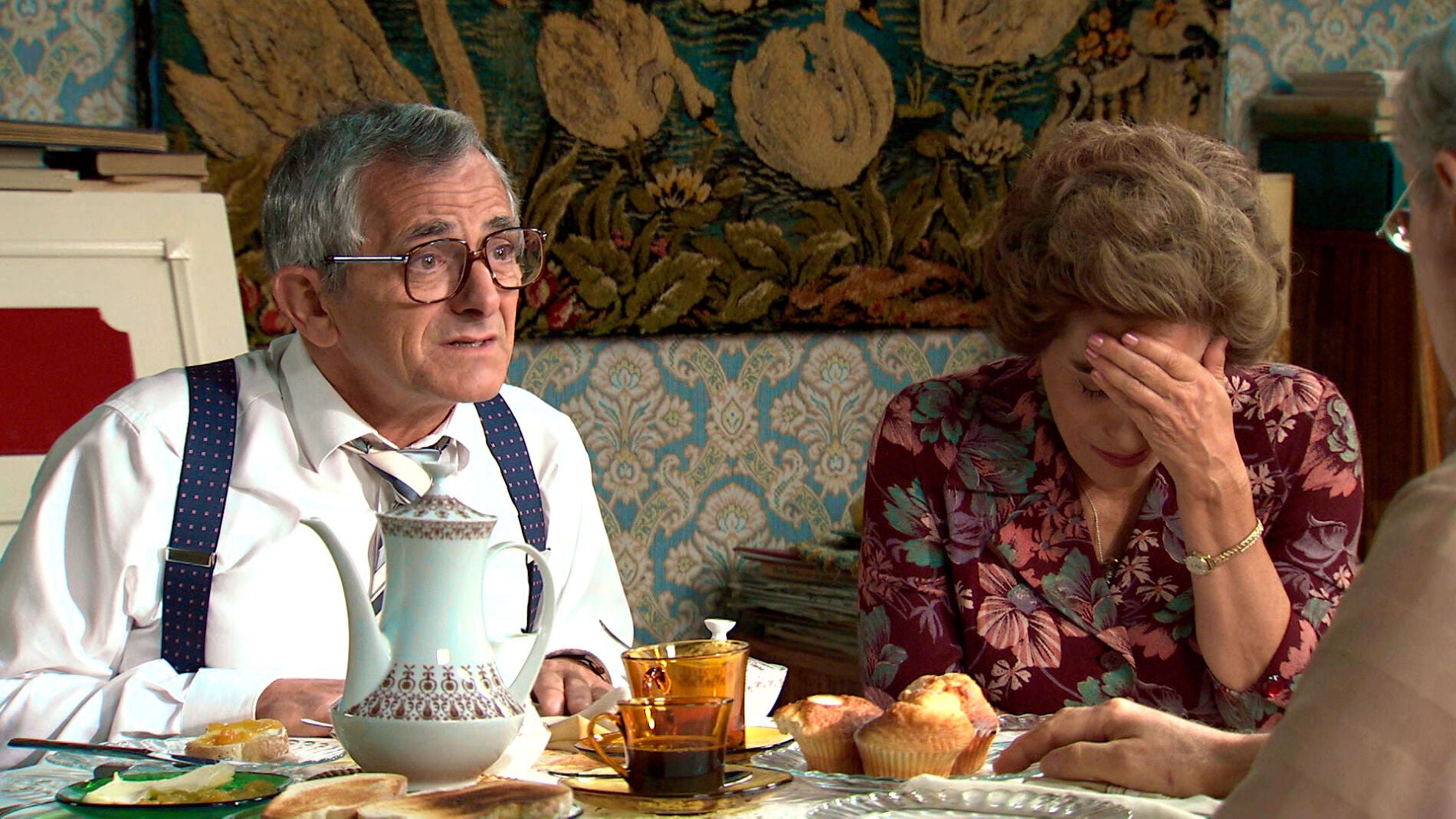 Pelayo, con la voz temblando, le cuenta a Benigna y Quintero la desgarradora noticia