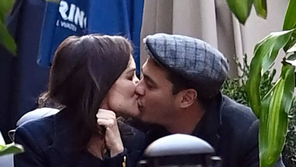 Katie Holmes besando a su nuevo novio