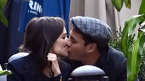Katie Holmes besando a su nuevo novio Katie Holmes besando a su nuevo novio