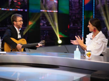 María Peláe se arranca a cantar 'La niña' en 'El Hormiguero 3.0' con Pablo Motos a la guitarra