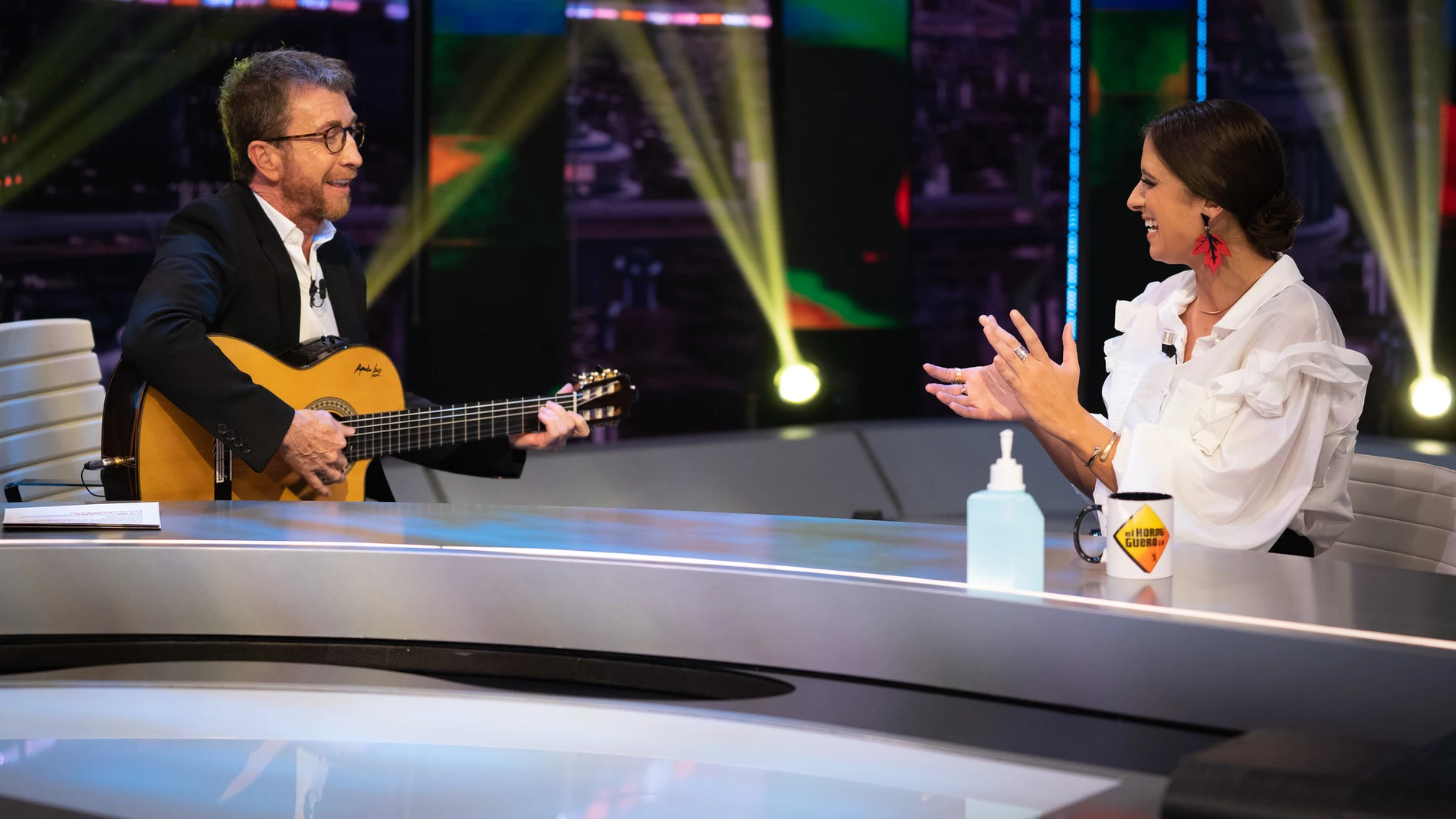 María Peláe se arranca a cantar 'La niña' en 'El Hormiguero 3.0' con Pablo Motos a la guitarra