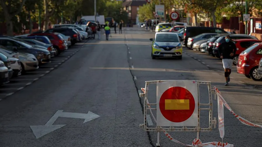 La Policía comienza a multar desde este miércoles a los infractores de las áreas restringidas por el coronavirus en Madrid La Policía comienza a multar desde este miércoles a los infractores de las áreas restringidas por el coronavirus en Madrid