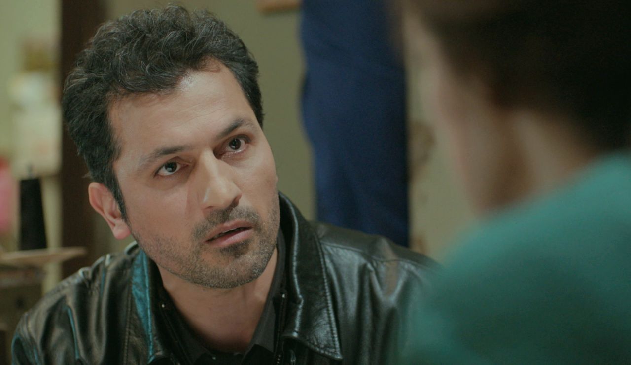 Arif declara su amor a Bahar en un inesperado y romántico ataque de sinceridad Arif declara su amor a Bahar en un inesperado y romántico ataque de sinceridad