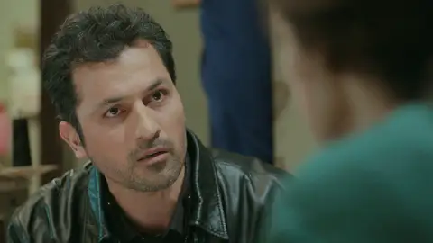 Arif declara su amor a Bahar en un inesperado y romántico ataque de sinceridad Arif declara su amor a Bahar en un inesperado y romántico ataque de sinceridad