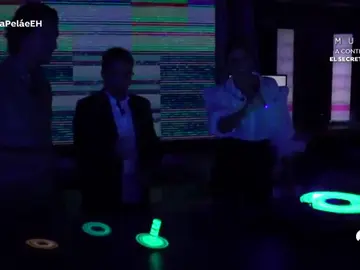 Estelas de luz en la oscuridad, el original y artístico experimento de Marron en 'El Hormiguero 3.0' Estelas de luz en la oscuridad, el original y artístico experimento de Marron en 'El Hormiguero 3.0'