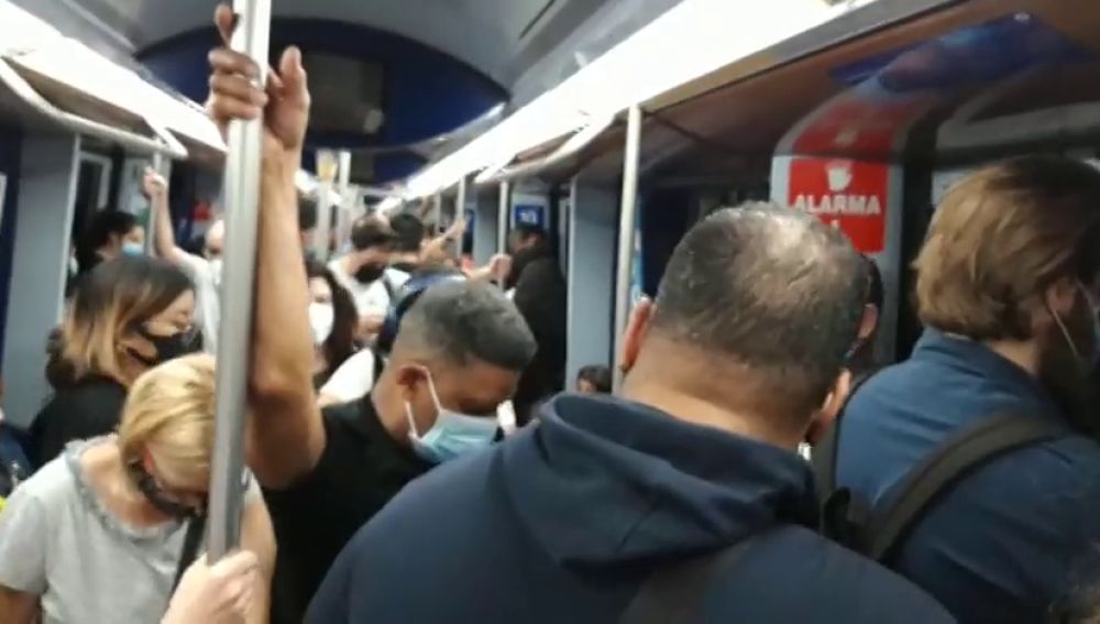 Saturación y viajes sin posibilidad de mantener distancia social frente al coronavirus en algunas líneas del Metro de Madrid 