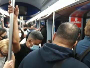 Saturación y viajes sin posibilidad de mantener distancia social frente al coronavirus en algunas líneas del Metro de Madrid 