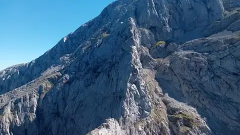 El peligroso rescate a dos montañeros vizcaínos en el Espigüete (Palencia) sorprendidos por una tormenta con agua y niebla El peligroso rescate a dos montañeros vizcaínos en el Espigüete (Palencia) sorprendidos por una tormenta con agua y niebla