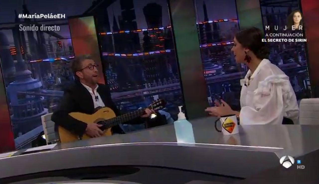 María Peláe se arranca a cantar 'La niña' en 'El Hormiguero 3.0' con Pablo Motos a la guitarra María Peláe se arranca a cantar 'La niña' en 'El Hormiguero 3.0' con Pablo Motos a la guitarra