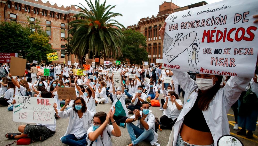 Cientos de MIR protestan en Cataluña