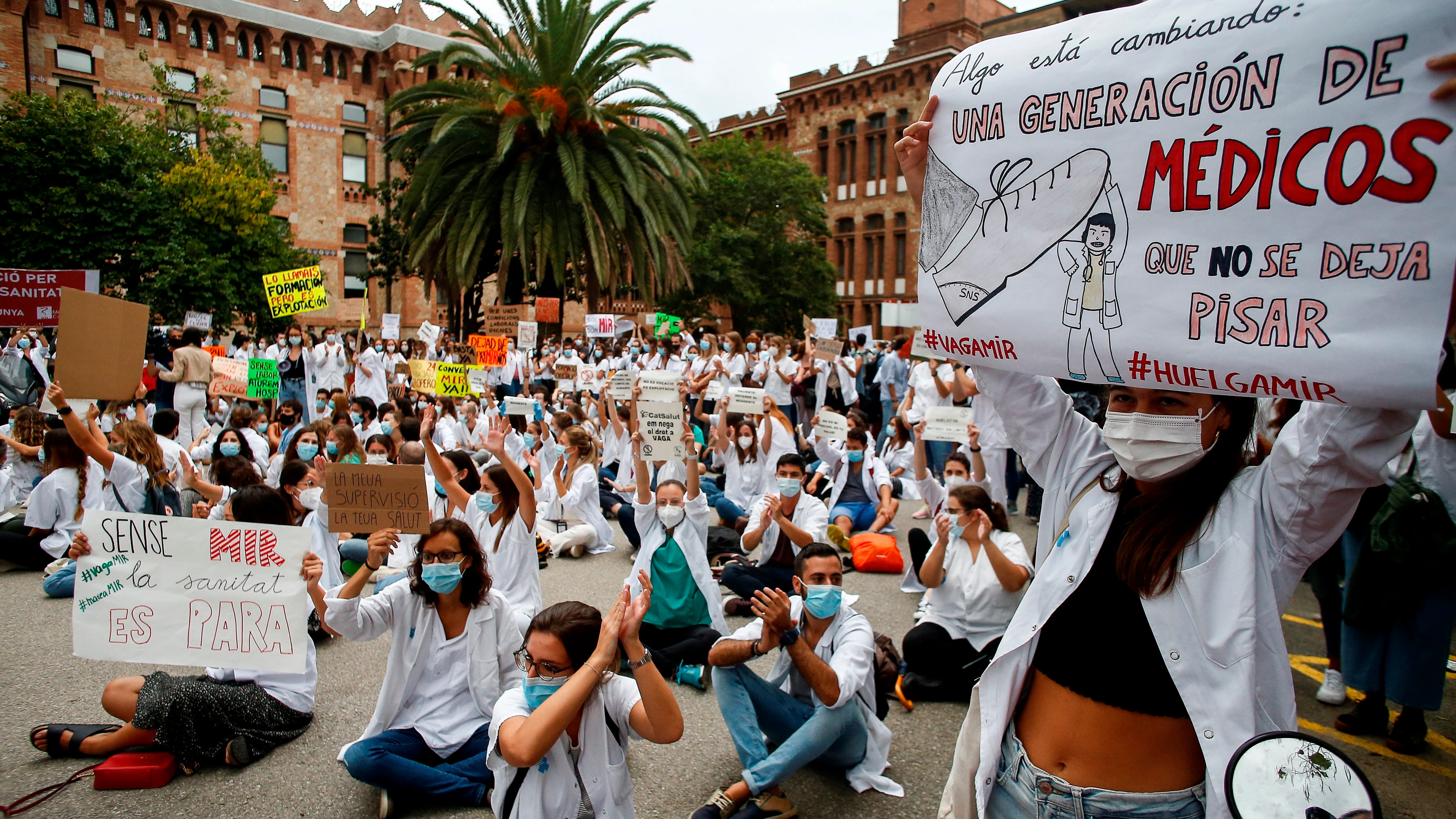 Cientos de MIR protestan en Cataluña Cientos de MIR protestan en Cataluña