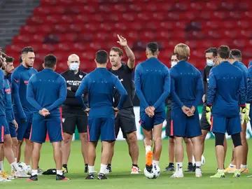 Lopetegui da una charla antes su plantilla sobre el césped del Puskas Arena Lopetegui da una charla antes su plantilla sobre el césped del Puskas Arena