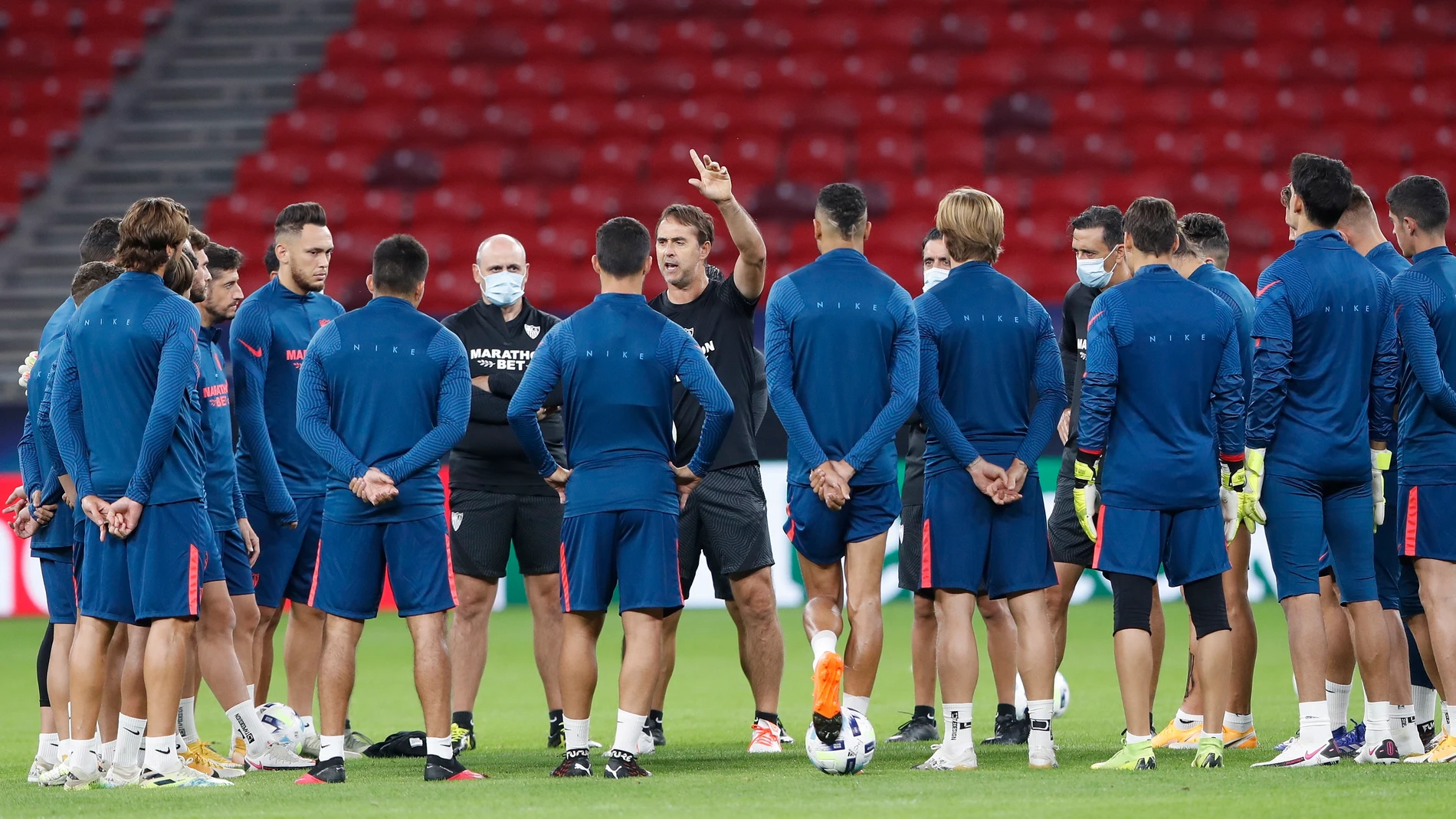 Lopetegui da una charla antes su plantilla sobre el césped del Puskas Arena Lopetegui da una charla antes su plantilla sobre el césped del Puskas Arena