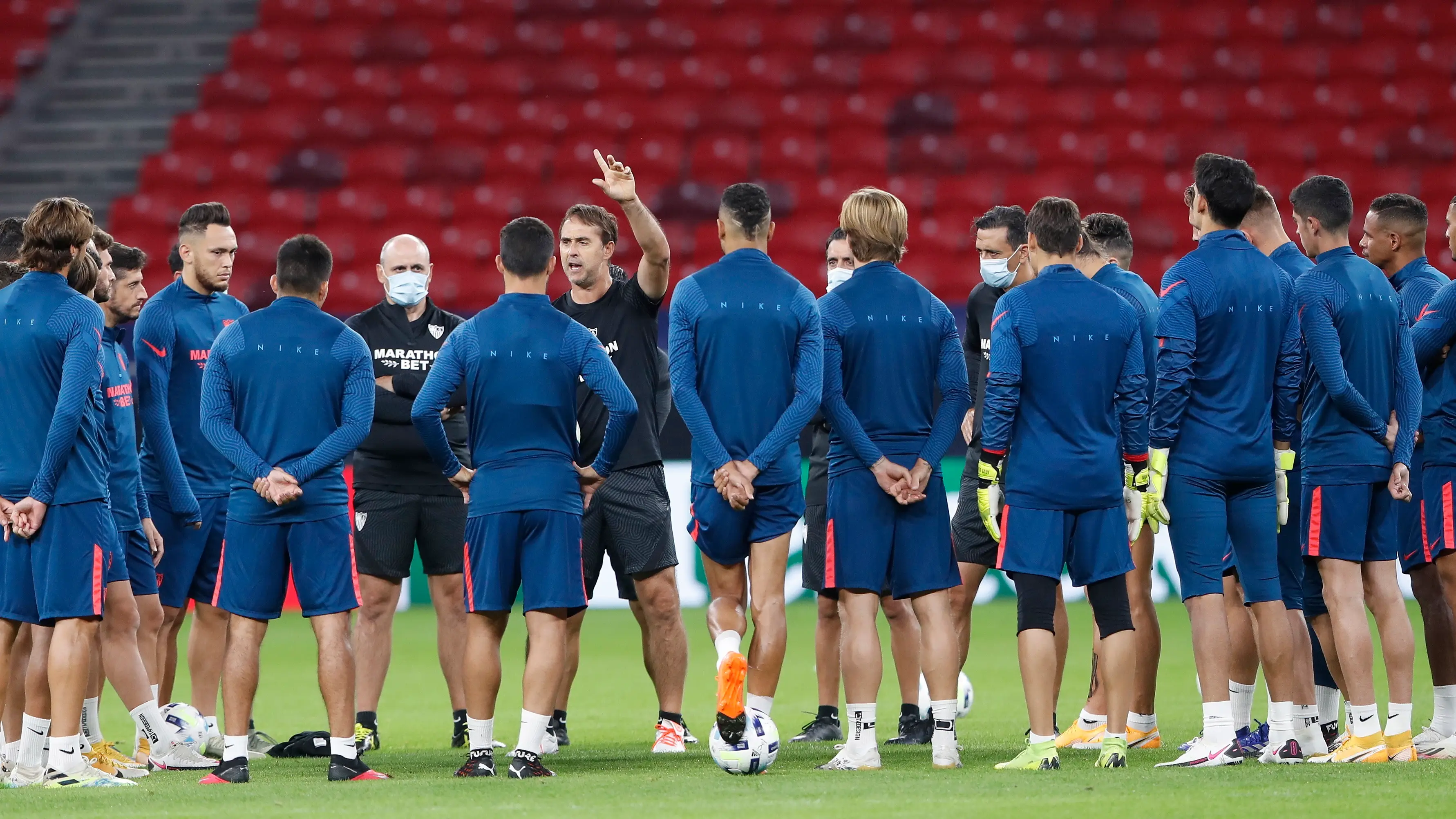 Lopetegui da una charla antes su plantilla sobre el c&eacute;sped del Puskas Arena