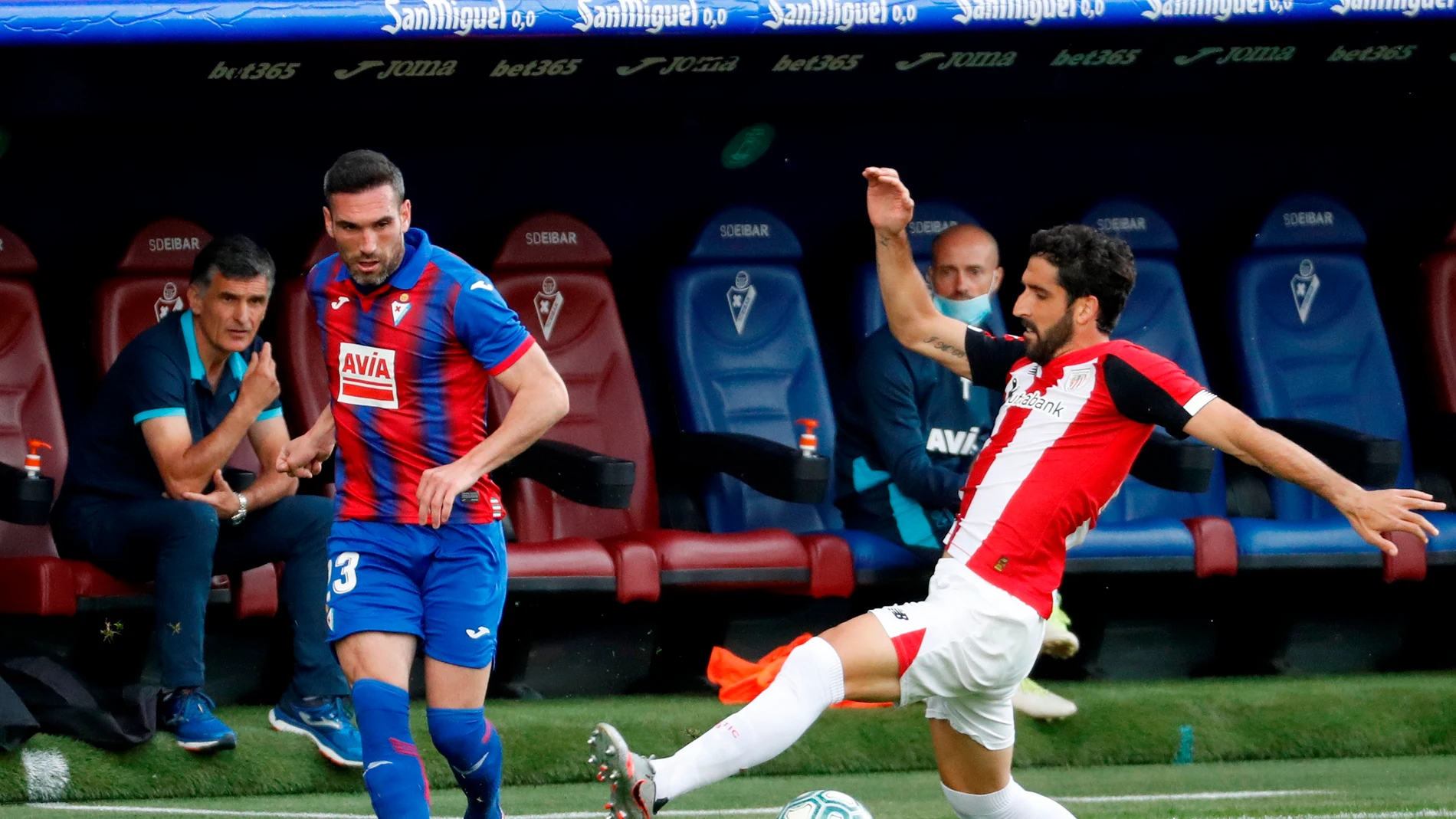 El delantero del Athletic, Raúl García, disputa un balón con el defensa del Eirbar, Arnaitz Arbilla El delantero del Athletic, Raúl García, disputa un balón con el defensa del Eirbar, Arnaitz Arbilla