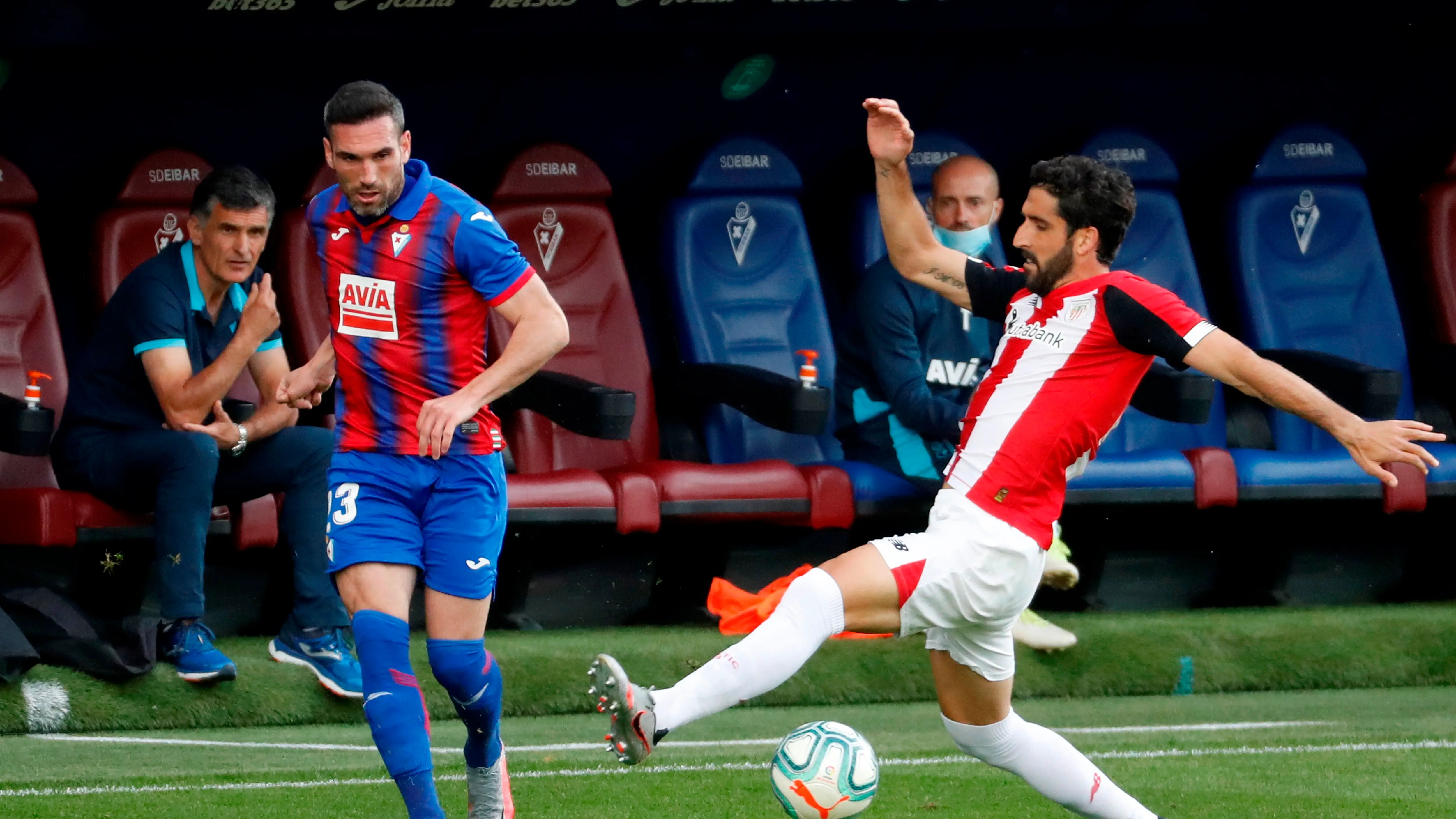 El delantero del Athletic, Raúl García, disputa un balón con el defensa del Eirbar, Arnaitz Arbilla El delantero del Athletic, Raúl García, disputa un balón con el defensa del Eirbar, Arnaitz Arbilla