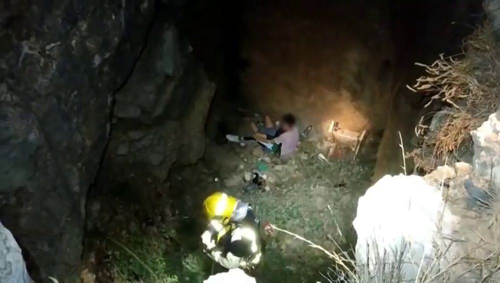 Rescatan a una joven tras caer a un pozo de 7 metros en Málaga cuando intentaba hacerse un selfie