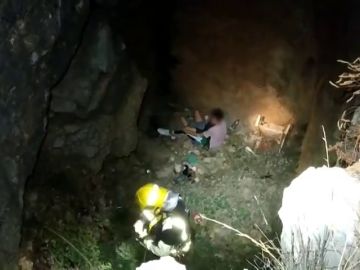 Rescatan a una joven tras caer a un pozo de 7 metros en Málaga cuando intentaba hacerse un selfie