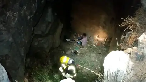 Rescatan a una joven tras caer a un pozo de 7 metros en Málaga cuando intentaba hacerse un selfie Rescatan a una joven tras caer a un pozo de 7 metros en Málaga cuando intentaba hacerse un selfie