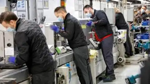 La economía española entra en recesión aunque modera su caída PIB
