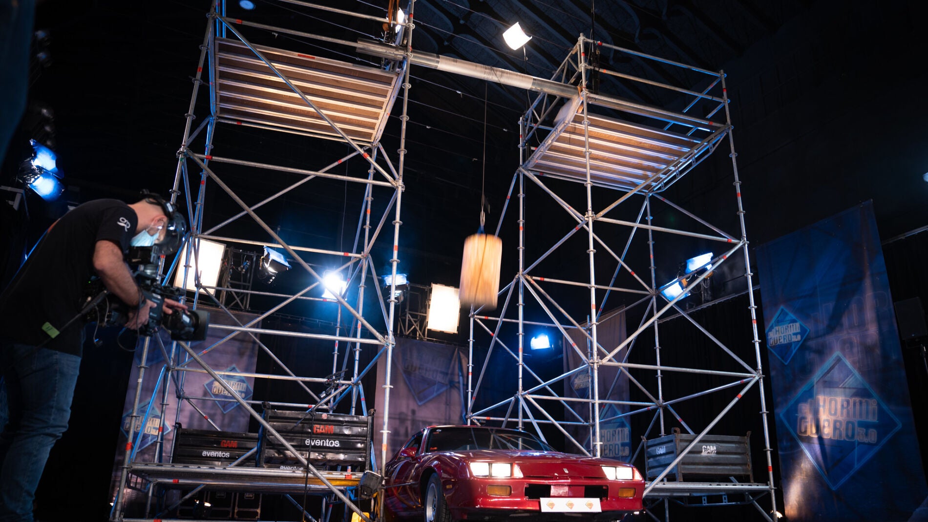 Marron llena el plat&oacute; de 'El Hormiguero 3.0' de emoci&oacute;n con el p&eacute;ndulo en ca&iacute;da libre sobre un coche