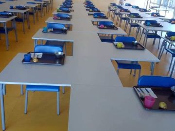Colocación de mesas en comedores escolares de Portugal por el coronavirus