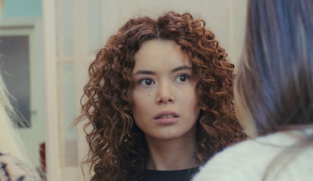 Sirin recibe la inesperada visita de Ceyda y Yeliz para hacer justicia por toda su maldad Sirin recibe la inesperada visita de Ceyda y Yeliz para hacer justicia por toda su maldad